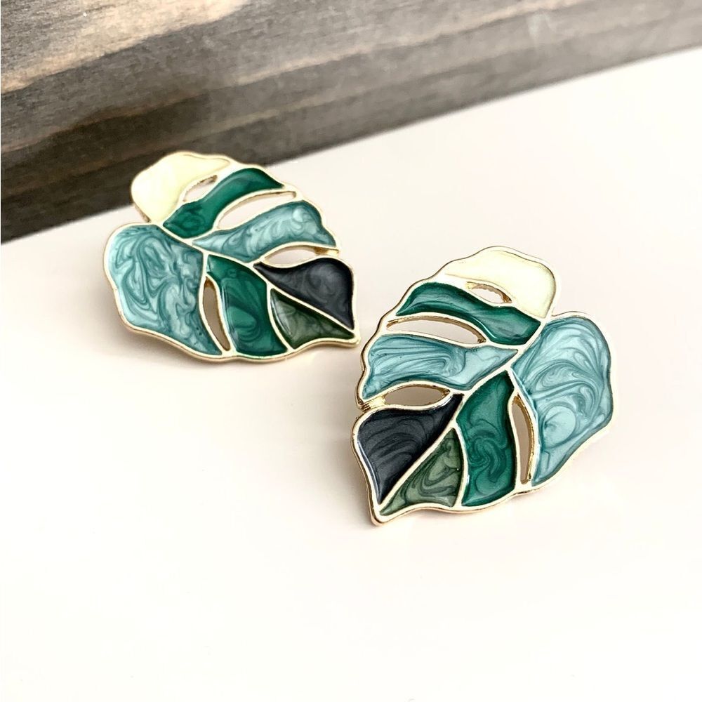 Green leaf stud earrings #1232